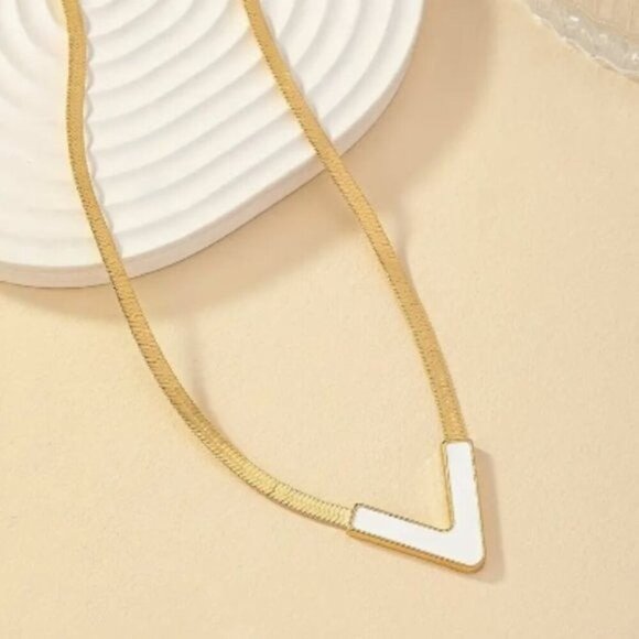 18k Gold Plated V-Shaped Snake Chain Necklace - Picture 2 of 3